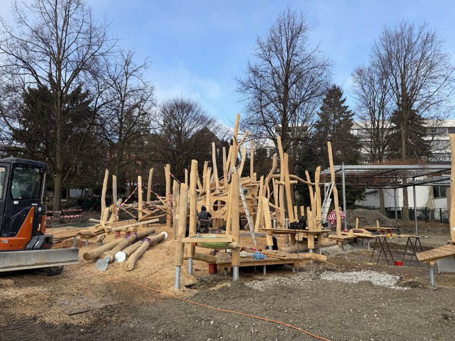 Der Drachenkletterspielplatz im Uferpark wächst
