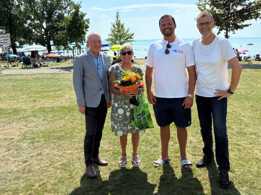 100.000. Besucherin im Strandbad begrüßt
