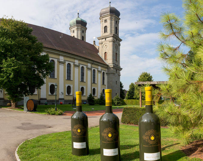 Weinflaschen vor dem Schloss