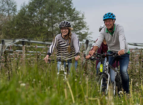Ein Mann und ein Frau auf dem Fahrrad.