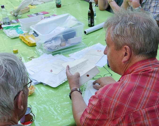 Martin Kohler zeigt alte Briefe