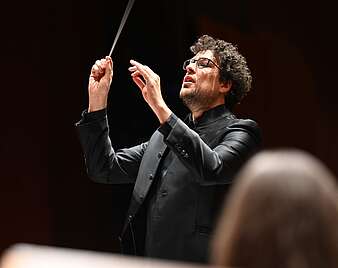 Dirigent beim Dirigieren des Orchesters