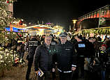 Bürgermeister Dieter Stauber und Polizeichef Uwe Stürmer (von links) haben die gemeinsame Streife auf der Bodensee-Weihnacht begleitet. Ihre Botschaft: Die Polizei und die Polizeibehörde der Stadt Friedrichshafen sind für die Besucherinnen und Besucher da.