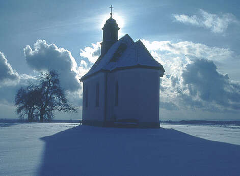 Kapelle im Winter mit Schnee bedeckt