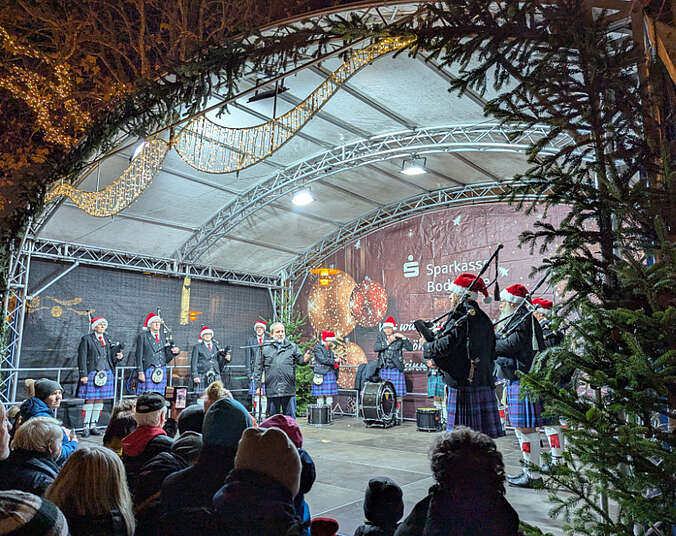 Bühne mit Musik, davor stehen Menschen