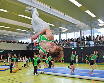 Turner in Turnhalle