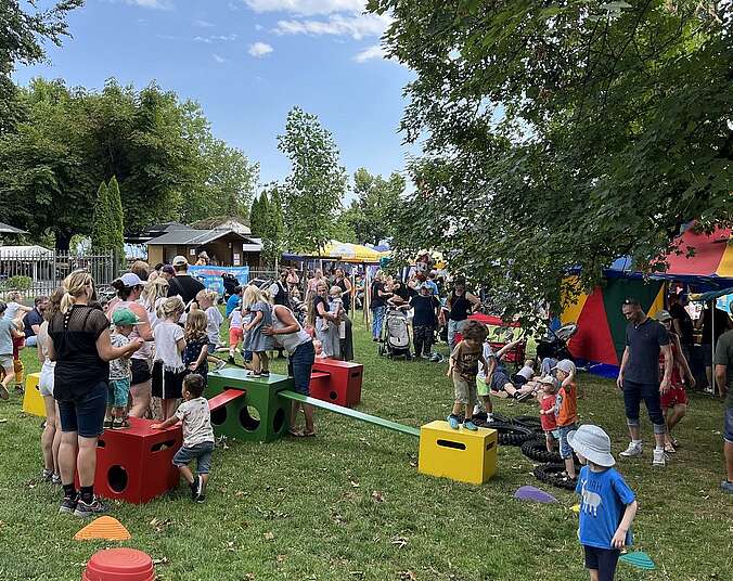 Kinder und Eltern spielen auf Aktionswiese