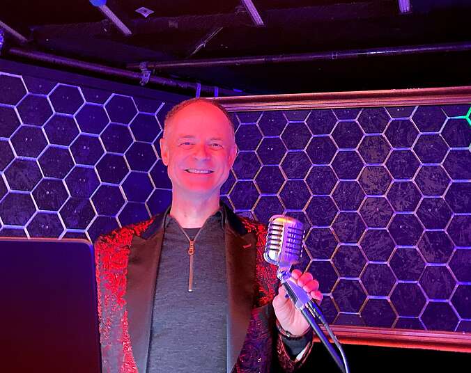 DJ 6tyfour alias Wolfgang Aich legt auf