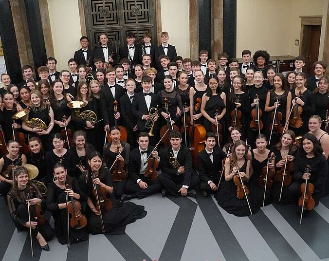 Mitglieder des Landesjugendorchesters Baden Württemberg mit Instrumenten