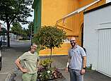 Das Tüpfelchen zur neuen Farbe: Florian Mayer (rechts) übergibt Friederike Lutz (rechts) zwei Pflanzgefäße zur Verschönerung des Museumsvorplatzes. 