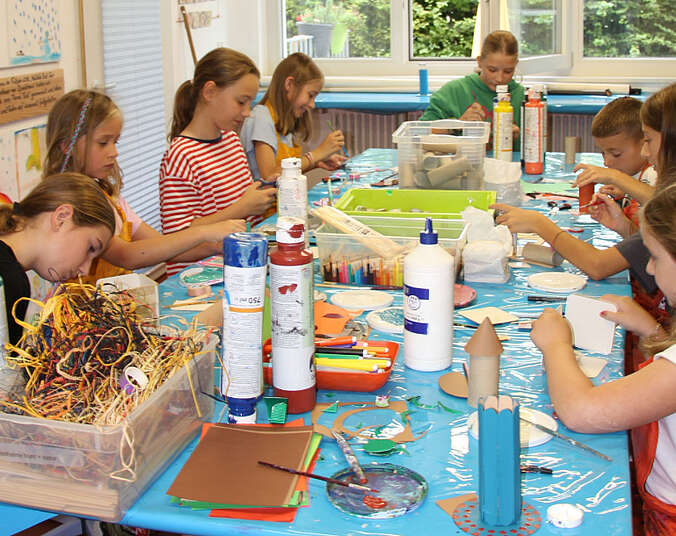 Kinder beim Basteln. (Foto: Stadt Friedrichshafen)