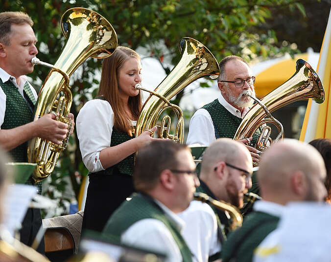 Bläserkapelle in Tracht und mit Tuba