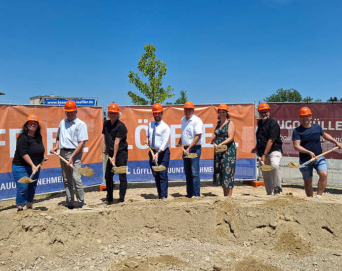 Menschehn mit Spaten. (Foto:Stadt Friedrichshafen)