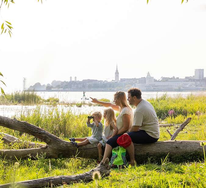 Familie sitzt am See