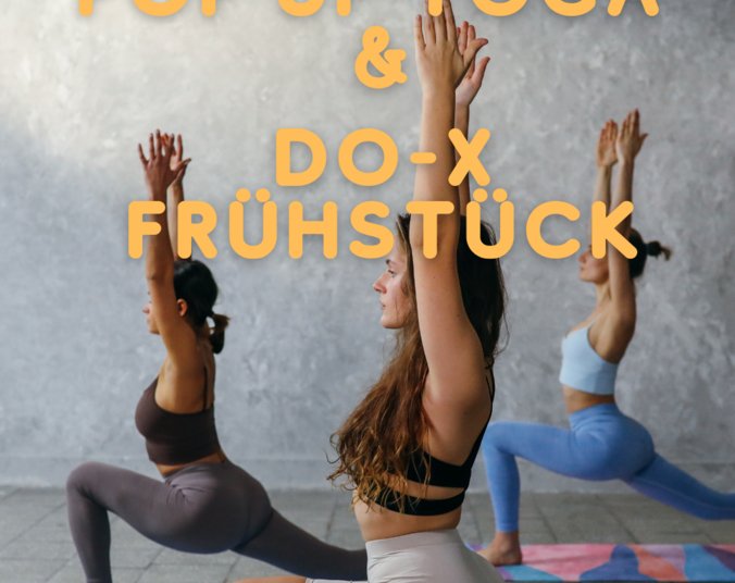 Drei Frauen die in einer Yogapose auf der Matte stehen und die Hände hoch halten