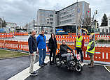 Projektleiter Volker Hain, Clemens Pfeffer, Leiter Gebäudemanagement und Gleichstellungsbeauftragte Michaela Zitzler von Rolls-Royce Power Systems beim Baustellentermin mit Freddy Pfleiderer, ehrenamtlicher Beauftragter für die Belange von Menschen mit Behinderung, Christian Geiger, Abteilungsleitung Tiefbau und Michael Gerner, Sachgebietsleiter Verkehrsplanung und Verkehrstechnik von der Stadt Friedrichshafen. (v. l. n. r.; Foto: Stadt Friedrichshafen)