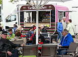 Menschen sitzen im Cafe essen und trinken