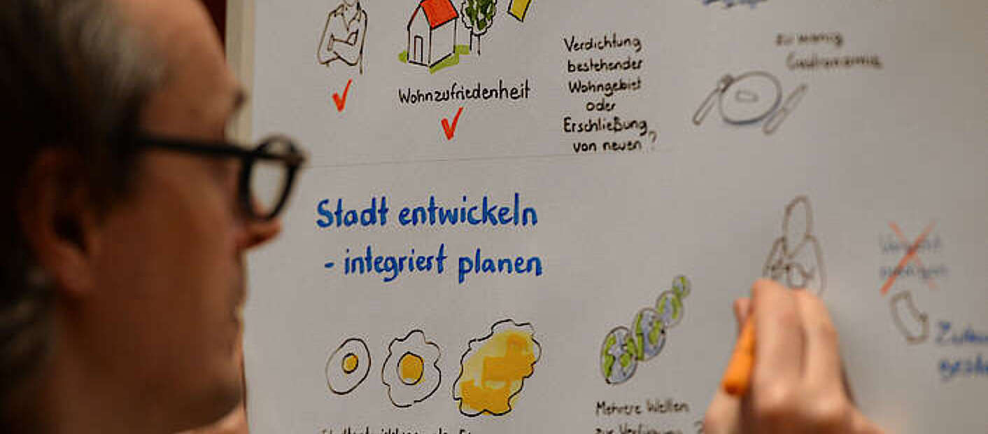 Mann schreibt an Whiteboard