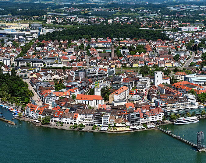 Luftbild mit Blick auf Friedrichshafen
