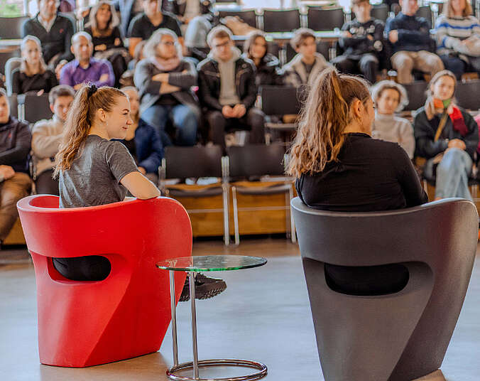 Zwei Studentinnen in der Aula. (Foto: Valerie Aruna, Krohmer Marwaha)