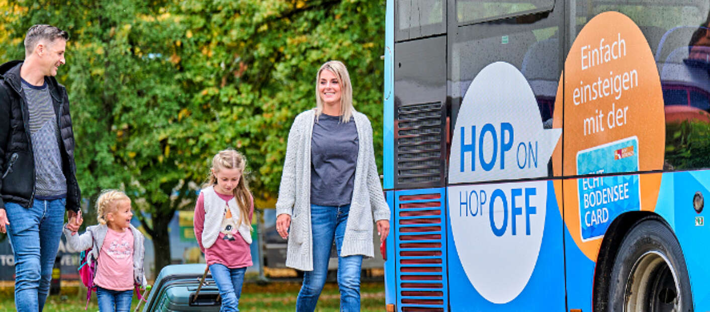 Familie neben einem Bus