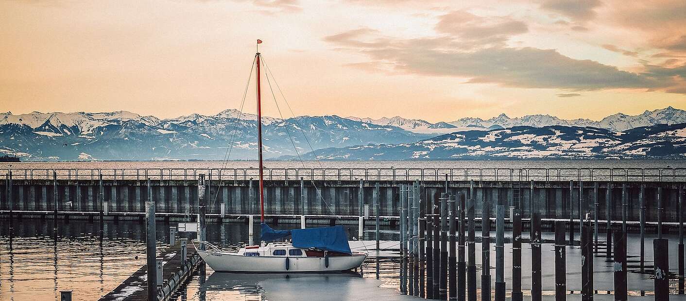 Bott im Hafen im Winter