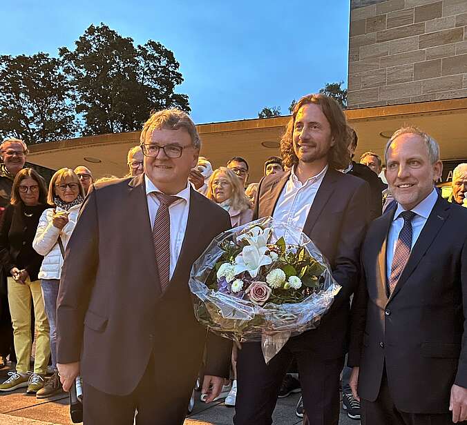 OB Brand gratuliert Simon Blümcke und dessen Ehemann Christian Schilling vor dem Rathaus