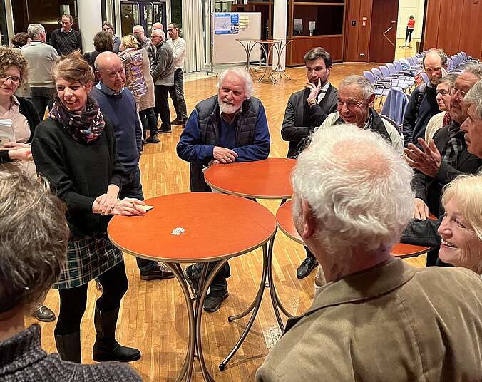 Mehrere Menschen diskutieren beim Bürgerworkshop.