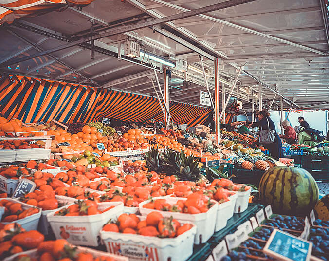Marktstand mit Erdbeeren