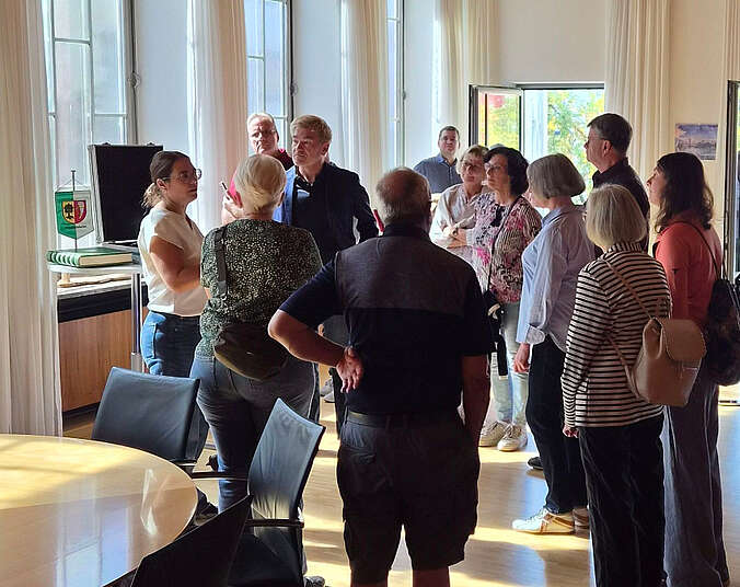 Gruppe von Menschen im Zimmer des OB