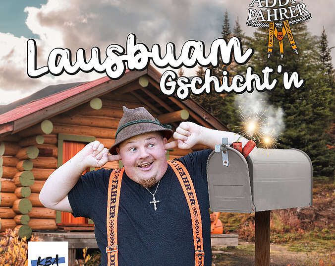 Ein junger, kräftiger Mann in schwarzem T-Shirt mit orangenen Hosenträgern und Almhut hält sich vor einer Berghütte die Ohren zu. Er steht neben einem Briefkasten, in dem die Zündschnüre von zwei Silvesterböllern brennen.