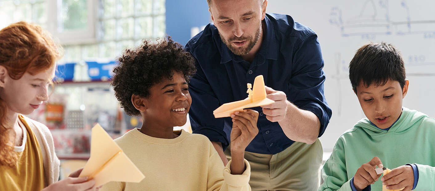 Lehrer baut mit Kindern Modellflugzeug