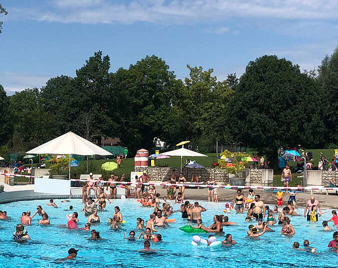 Viele Menschen im Wasser.