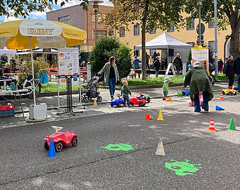 Bobbycar auf einer Straße