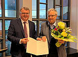 Geehrt für 20 Jahre im Gemeinderat: OB Andreas Brand überreicht Dr. Wolfgang Sigg (rechts) Verdienstabzeichen des Städtetages Baden-Württemberg in Silber sowie eine Urkunde.