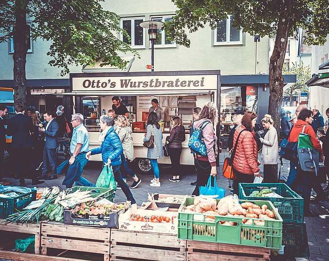 Markttreiben vor der Wurstbude