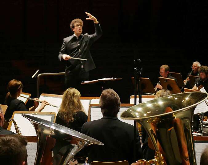 Dirigent Pietro Sarno dirigiert Stadtorchester