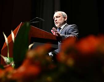 Jahresempfang 2026: Obürgermeister Simon Blümcke spricht auf Bühne