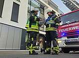 Der Zugführer und Gruppenführer besprechen die weiteren Maßnahmen