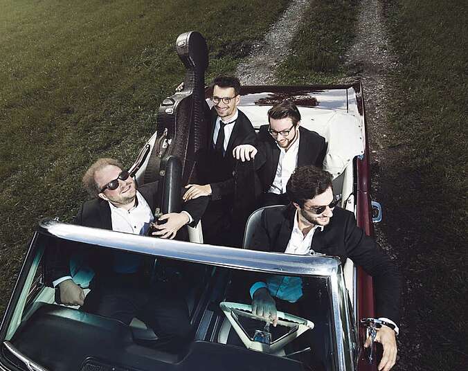 Vier Musiker in Cabriolet