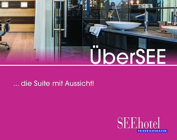 Modern eingerichtete Hotelsuite mit Schreibtisch und Sofa mit Schriftzug Übersee