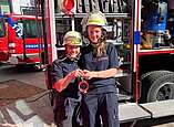 Zwei Jugendfeuerwehrmitglieder unterstützen beim Infostand der Feuerwehr Friedrichshafen