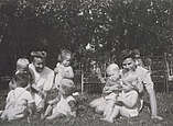 Anton Model mit Erzieherinnen und weiteren Kindern in der Markdorfer „Kinderkrippe Ost“ im April 1946. Foto: Anton Model, Hagnau