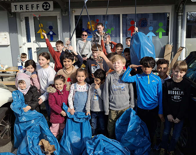 Menschen sammelten Müll. (Foto: Stadt Friedrichshafen)