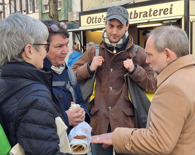 Zwei Frauen und ein Mann im Gespräch mit OB Blümcke