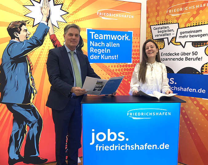 Bürgermeister Dieter Stauber und Projektleiterin Vanessa Hauch vor dem neuen Messestand