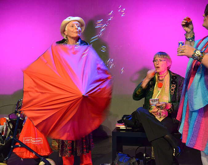 Bild zur Veranstaltung: Es bleibt spannend! 50+ - Leitung: Cordula Negelein-Vöhringer (Theaterpädagogische Spielleiterin BuT)