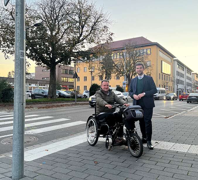 Freddy Pfleiderer, Behindertenbeauftragter der Stadt Friedrichshafen, und Erster Bürgermeister Fabian Müller an der Ecke Charlottenstraße-Katharinenstraße.