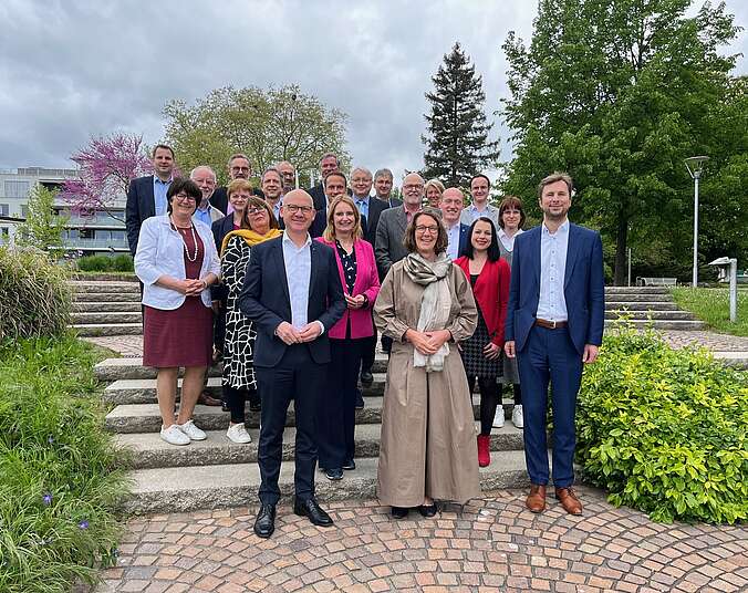 Gruppenbild mit Mitgliedern des Ausschusses Schule, Kultur und Sport des Städtetages