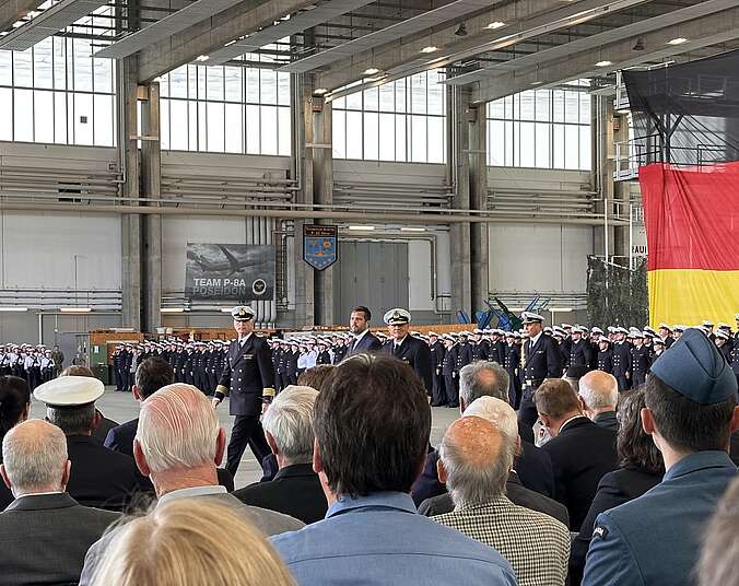 Menschen mit und ohne Uniform bei Feier in Halle